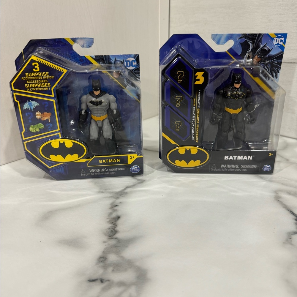 2 COLLECTIBLE DC BATMAN WITH 3 SURPRISE ACCESSORIES. SEPARATE SERIES 2020 & 2021